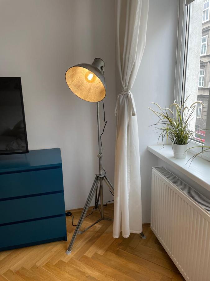 Cozy City Apartment Near City Center Wien Exteriör bild